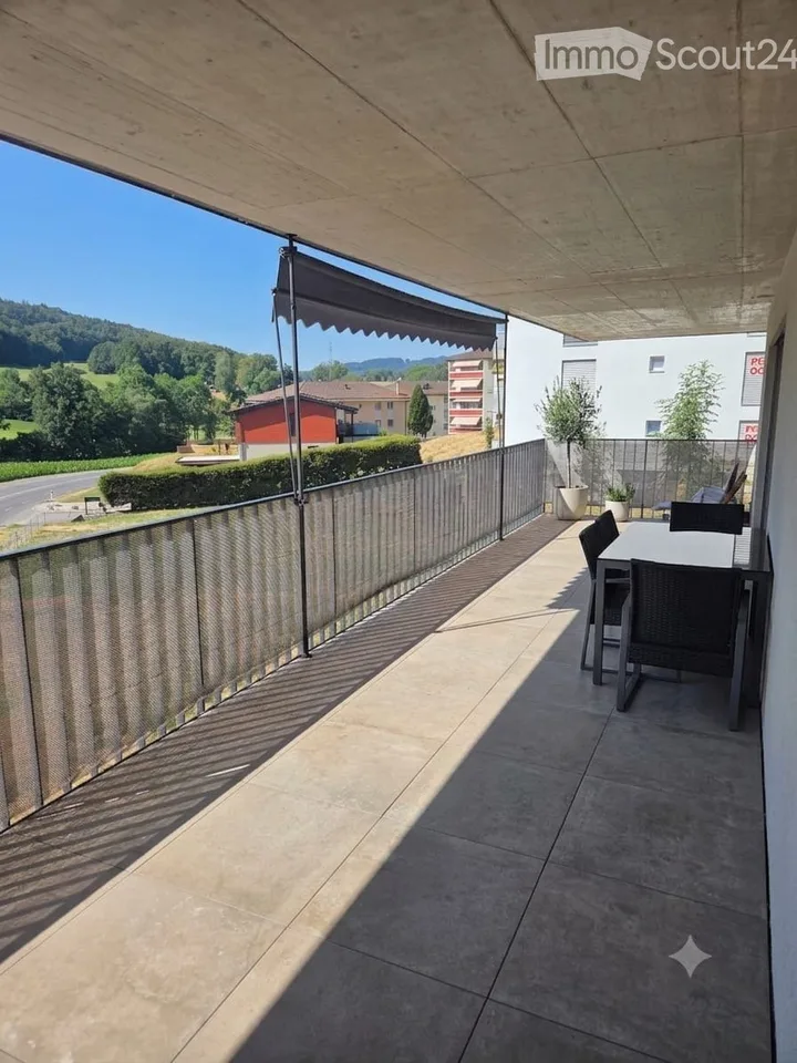 Neue 3.5-Zimmer-Wohnung mit Balkon in Remaufens