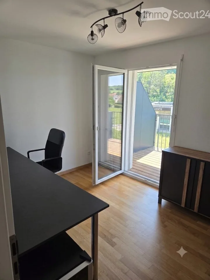 Neue 3.5-Zimmer-Wohnung mit Balkon in Remaufens