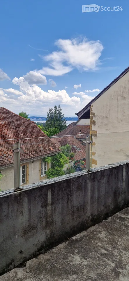 Charmant appartement de 2,5 p. avec balcon + vue à St-Blaise