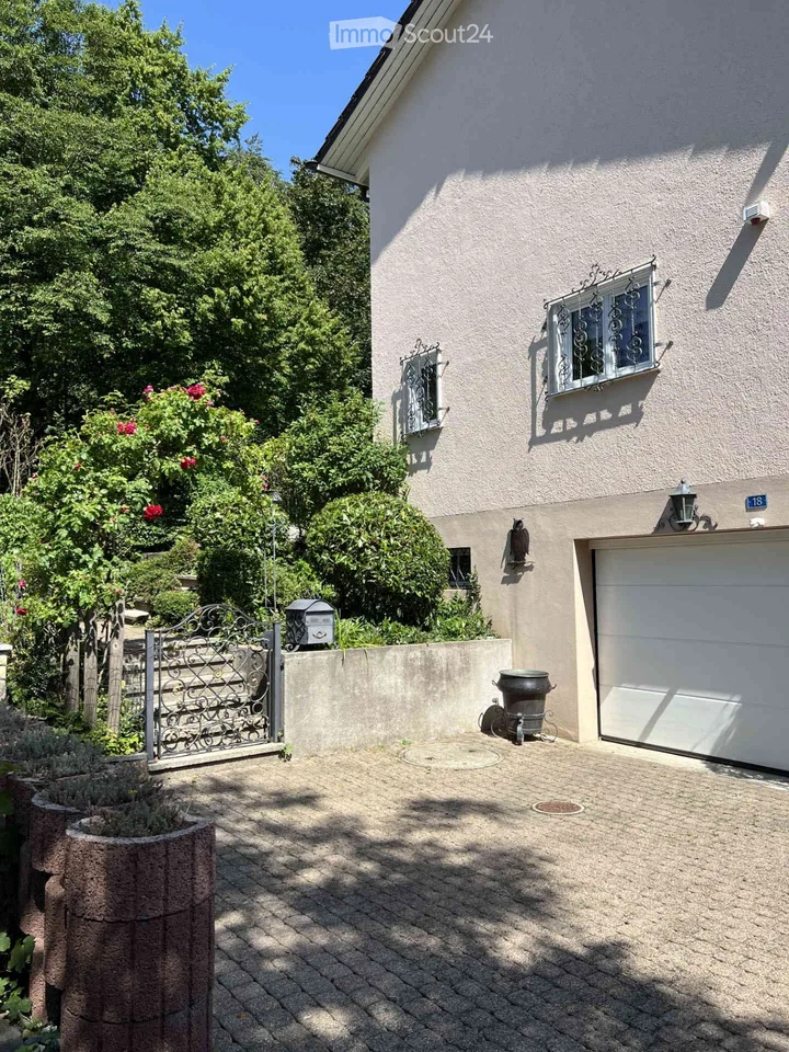 Freistehendes Einfamilienhaus mit Garten in Dietikon