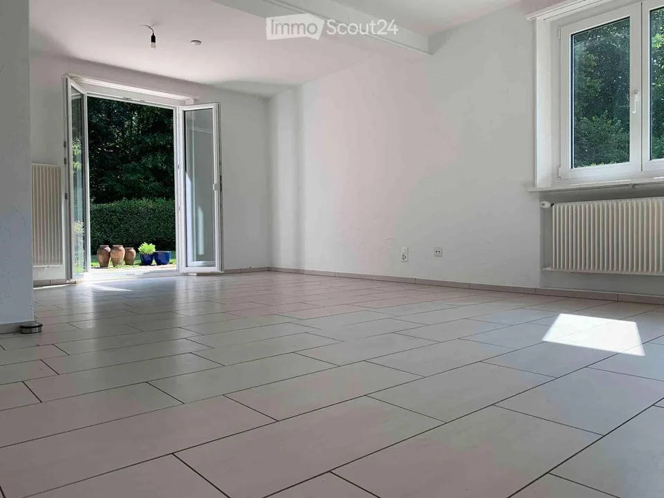 Freistehendes Einfamilienhaus mit Garten in Dietikon