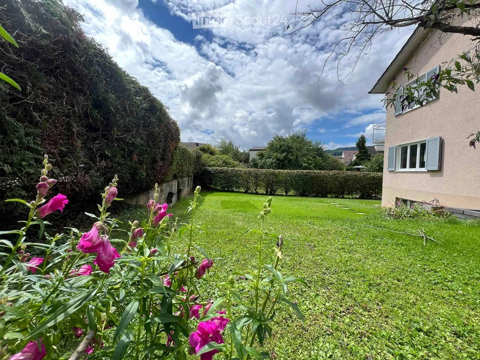 Freistehendes Einfamilienhaus mit Garten in Dietikon