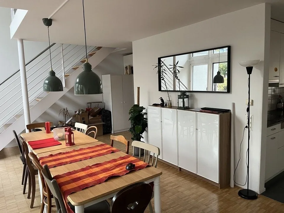 Helles, unmöbliertes Zimmer in einer WG in Altstetten, 15 Minuten bis ins Zentrum von Zürich