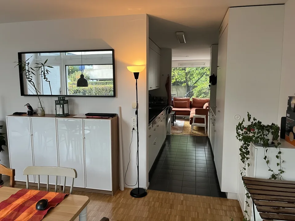 Helles, unmöbliertes Zimmer in einer WG in Altstetten, 15 Minuten bis ins Zentrum von Zürich