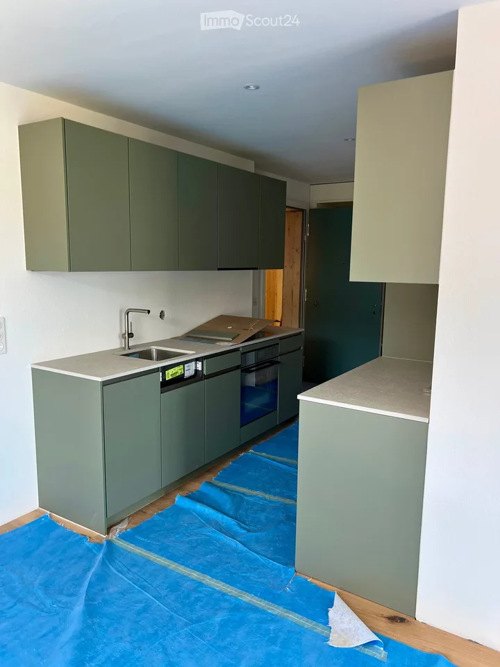 Moderne 2-Zimmer-Neubauwohnung mit Einstellhallenplatz in Heimberg – sonnig, ruhig und barrierefrei