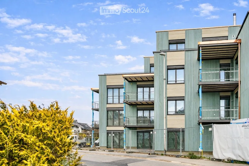 Moderne 2-Zimmer-Neubauwohnung mit Einstellhallenplatz in Heimberg – sonnig, ruhig und barrierefrei