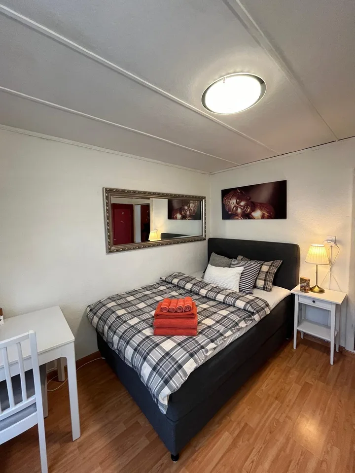 Komplett möbliertes Zimmer