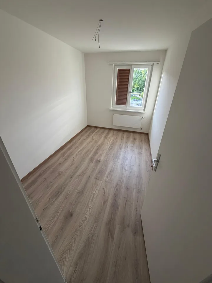 Chambre lumineuse et bien entretenue à louer à Regensdorf, prête à être occupée à partir du 1er octobre.
