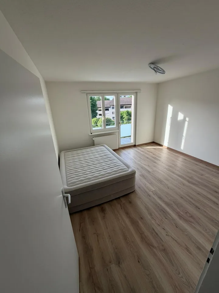 Chambre lumineuse et bien entretenue à louer à Regensdorf, prête à être occupée à partir du 1er octobre.