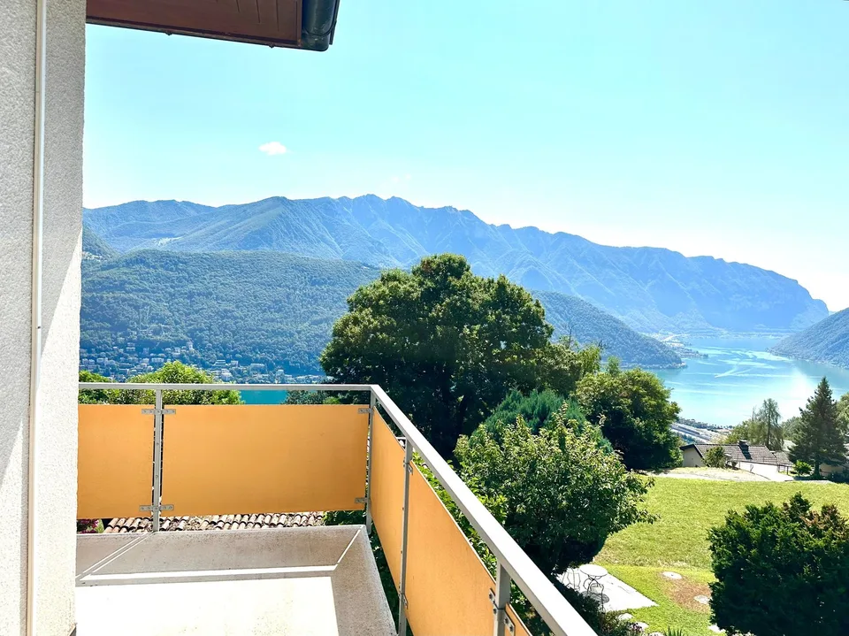 Elegante Attico di 3,5 Locali con Vista sul Lago di Lugano