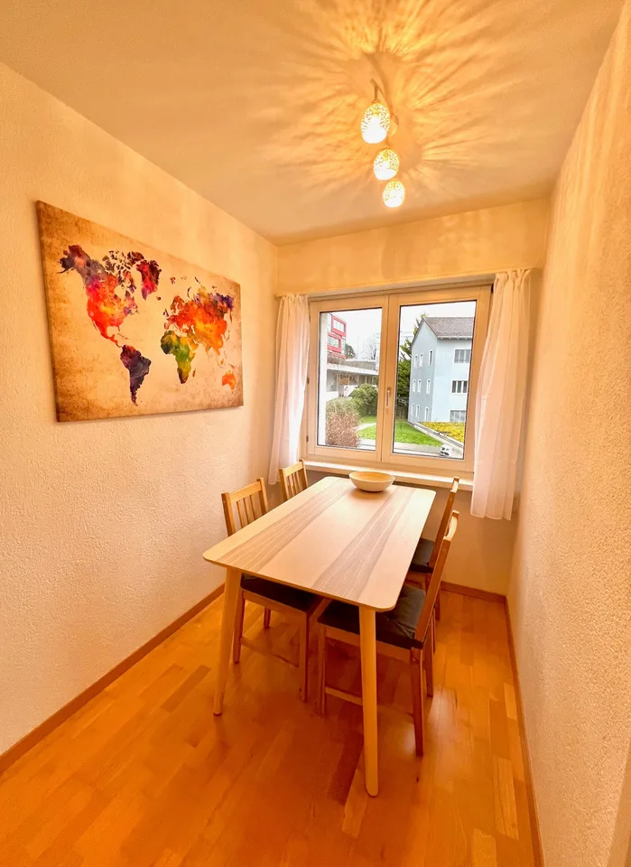 Ruhig gelegenes WG-Zimmer mit guter Verkehrs-/ÖV Anbindung :)