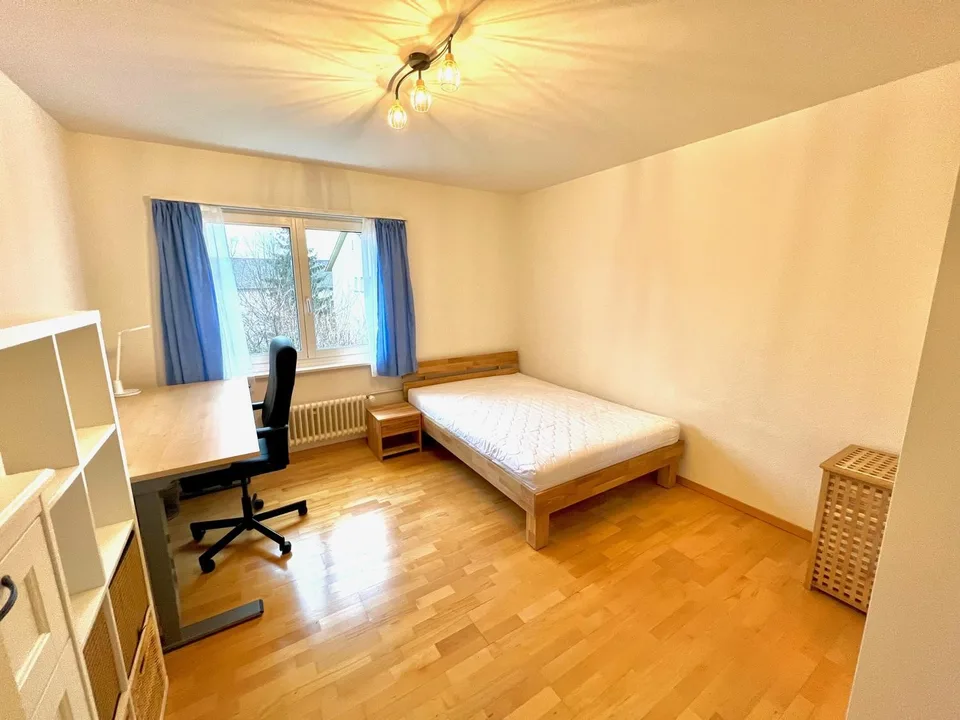 Ruhig gelegenes WG-Zimmer mit guter Verkehrs-/ÖV Anbindung :)