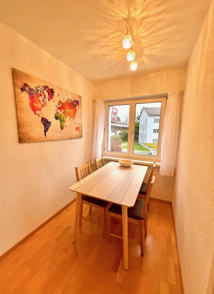 Ruhig gelegenes WG-Zimmer mit guter Verkehrs-/ÖV Anbindung :)