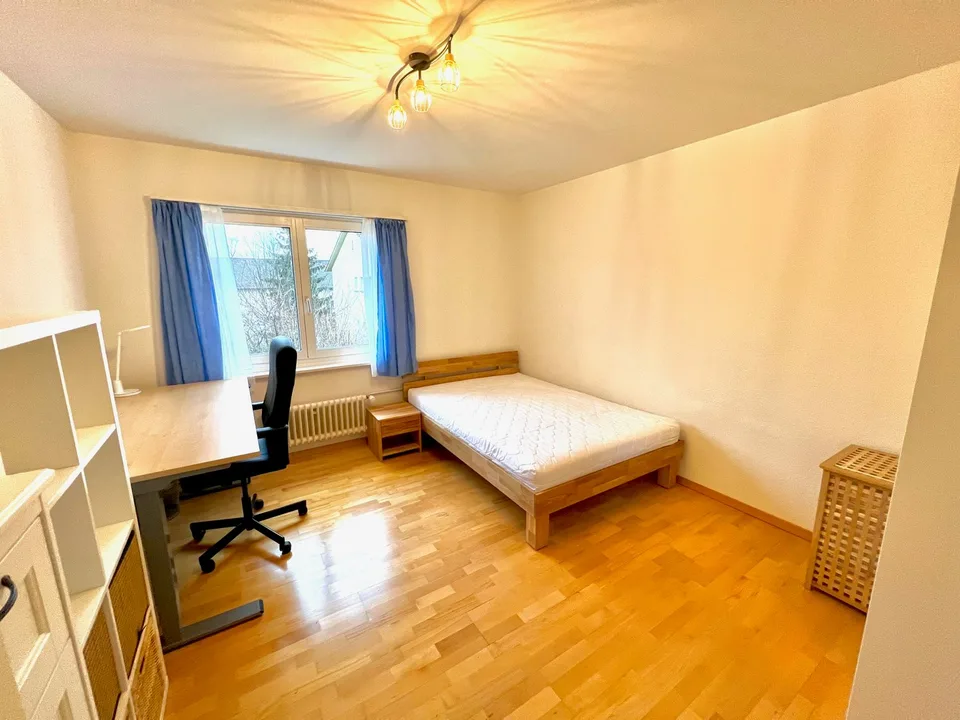 Ruhig gelegenes WG-Zimmer mit guter Verkehrs-/ÖV Anbindung :)