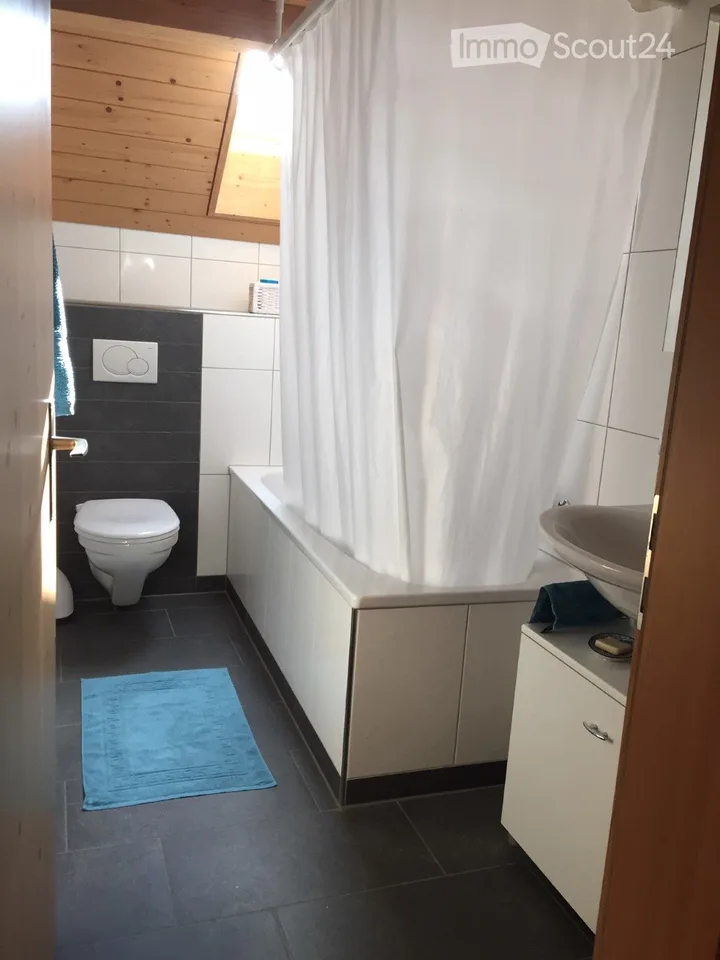 Charmante 2.5-Zimmer-Dachwohnung mit Balkon in Mirchel