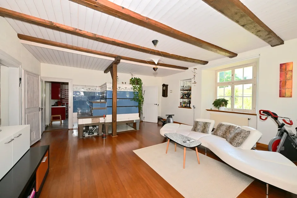 Propriété en appartement dans une ferme historique avec confort de vie moderne et jardin de rêve