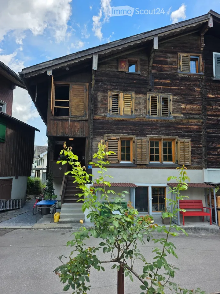 320 ans de maison – maintenant la vôtre. Maison mitoyenne, 5 pièces, Luchsingen GL