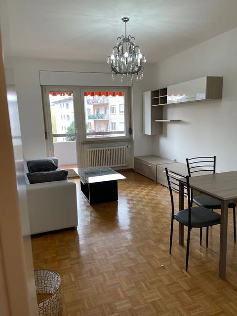 Helle renovierte 3.5-Zimmer-Wohnung mit Balkon und Stellplatz in ruhiger Lage in LuganoVendiamo Appartamento rinnovato 3.5 a Lugano in ottima posizione – Foto 1 von 20
