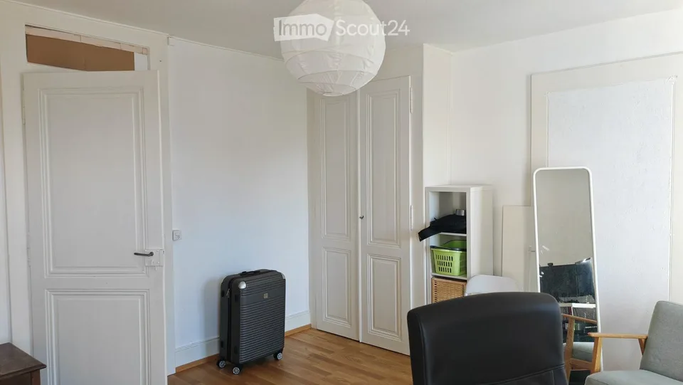 Bright room in a shared flat in central Lausanne (Riponne)