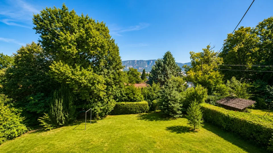 Einzeln stehendes Charakterhaus - Freiblick auf den Salève, großes Volumen und großes Potenzial für Umbauten.