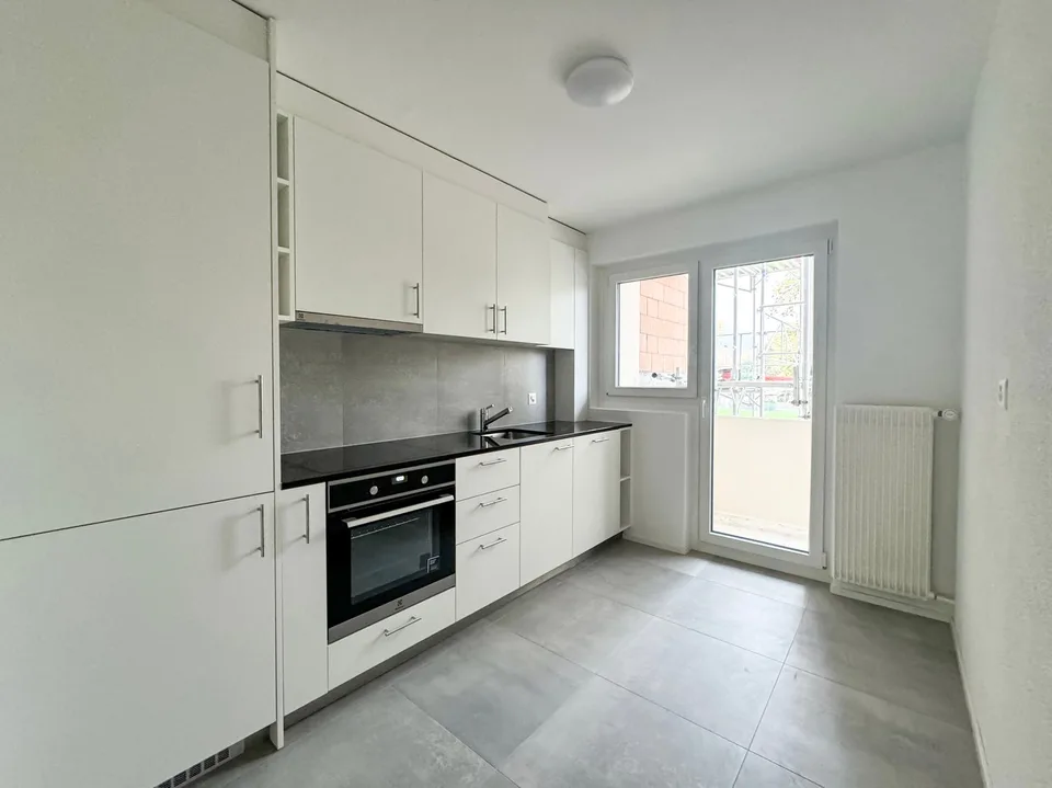 Zweitbezug nach umfassender Sanierung - Moderne 3.5-Zimmerwohnung mit zwei Balkonen –