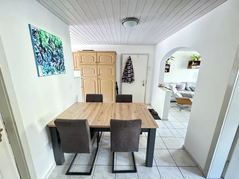 3,5-Zimmer-Wohnung am Rhein mit Balkon, möbliert, berfistete Untermiete.