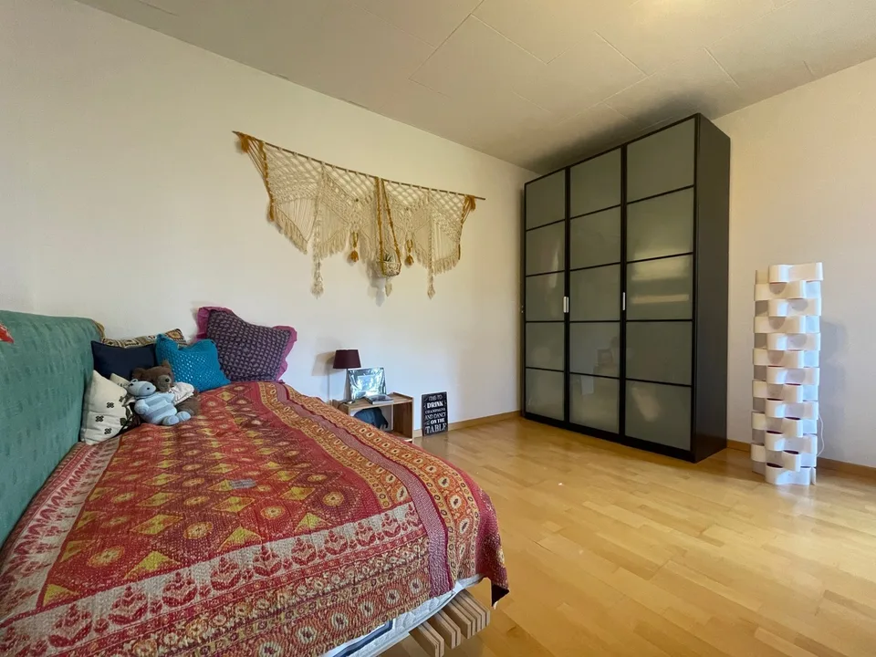 17^2m Room in a 120^2m apartment
