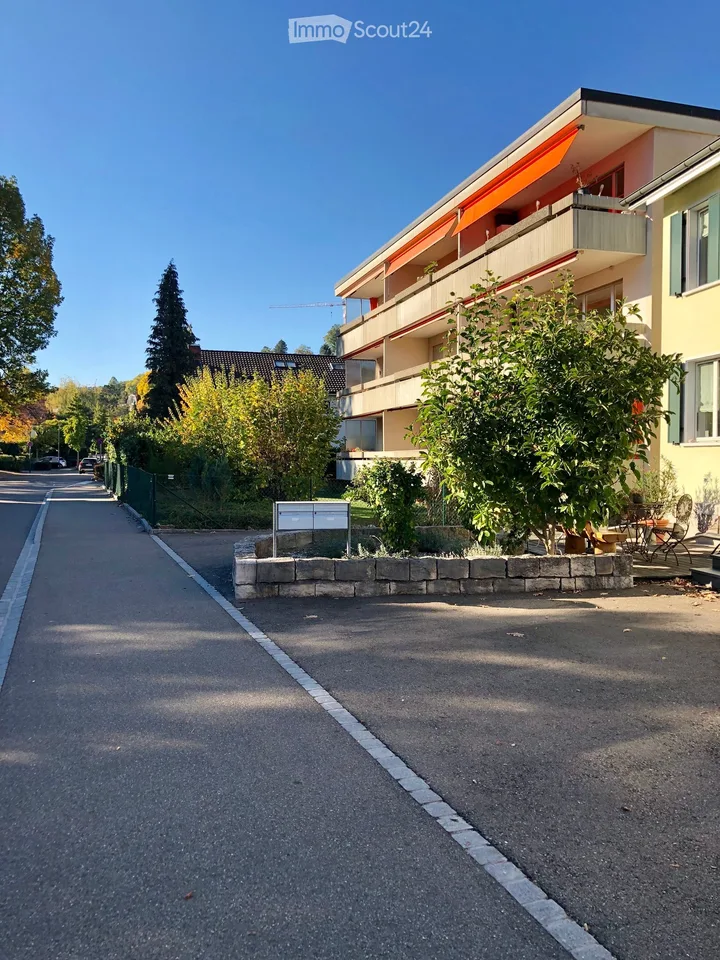 Im Dorfkern, ruhig mit grossem Südbalkon