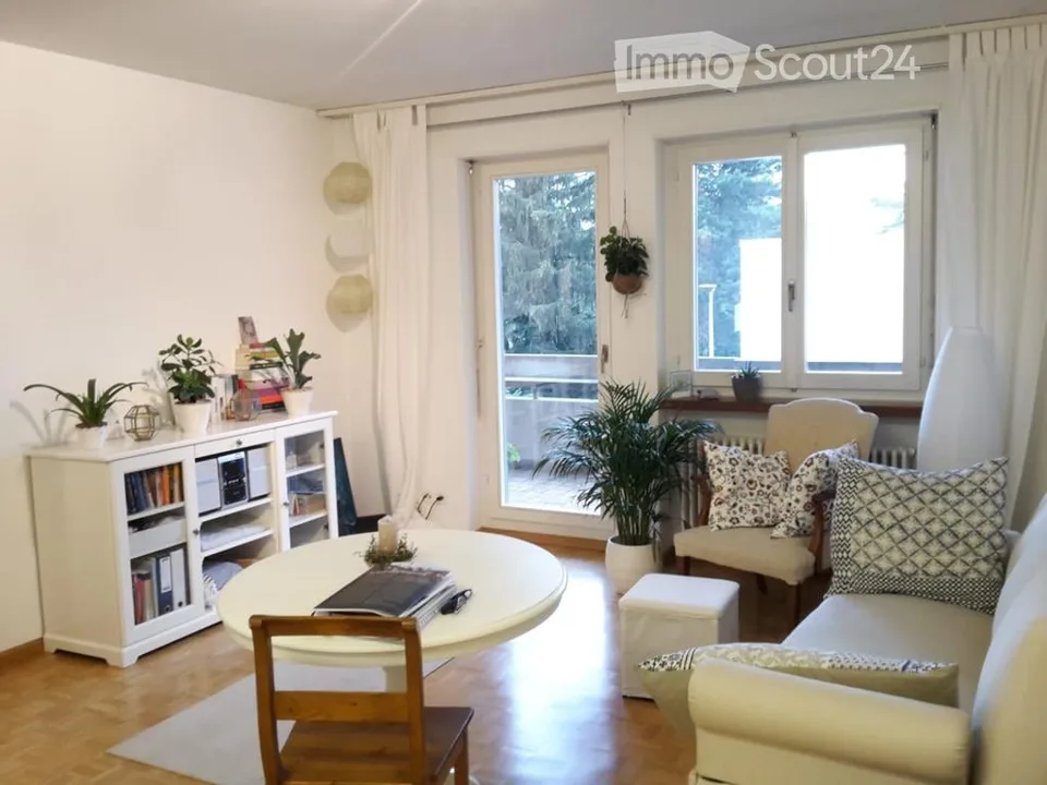 Im Dorfkern, ruhig mit grossem Südbalkon