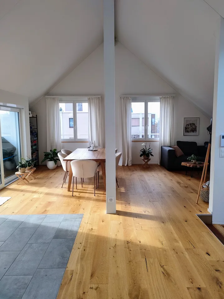 Helle 2.5 Zi Dachwohnung im Zentrum von Schlieren