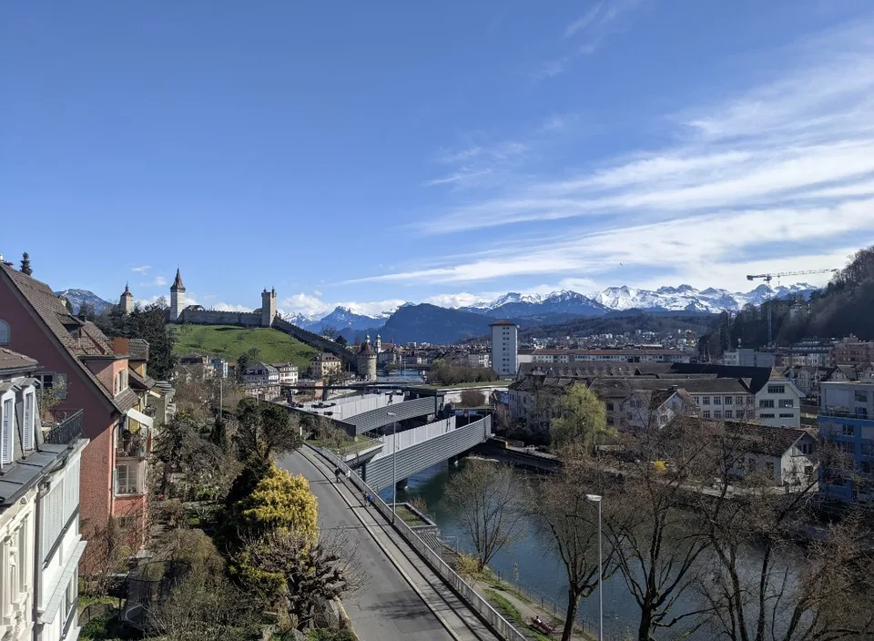 Altbauwohnung mit eigener Dachterrasse, Cheminée und offener Küche