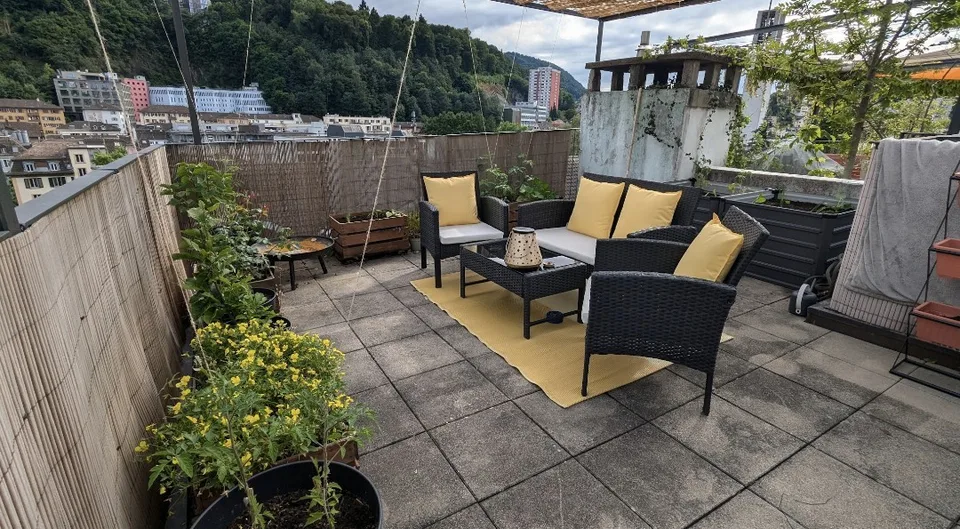 Altbauwohnung mit eigener Dachterrasse, Cheminée und offener Küche