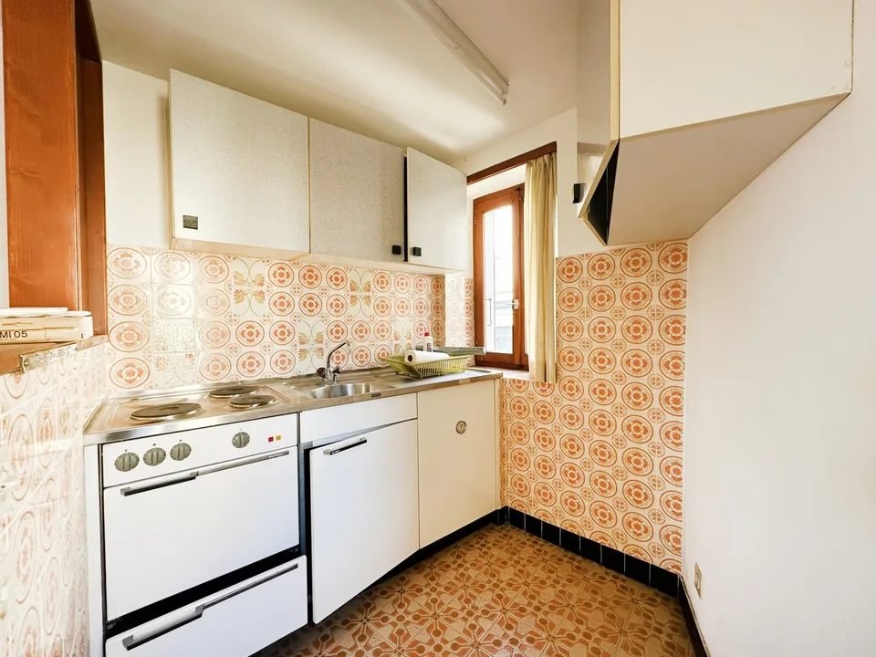 Maison bifamiliale tessinoise fascinante à rénover avec deux unités de 3,5 pièces