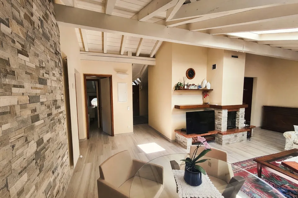 Elegant 4.5-room lake view apartment renovated with private garden in Capolago