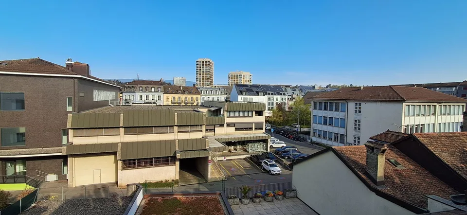 Ufficio di 2 pezzi con carattere nel cuore di Morges