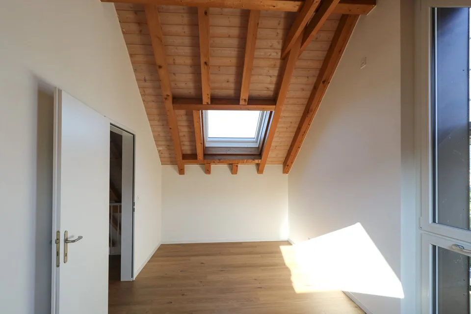 Helle Dachwohnung mit Galerie / App. mansardé lumineux avec galerie – foto 6 di 9