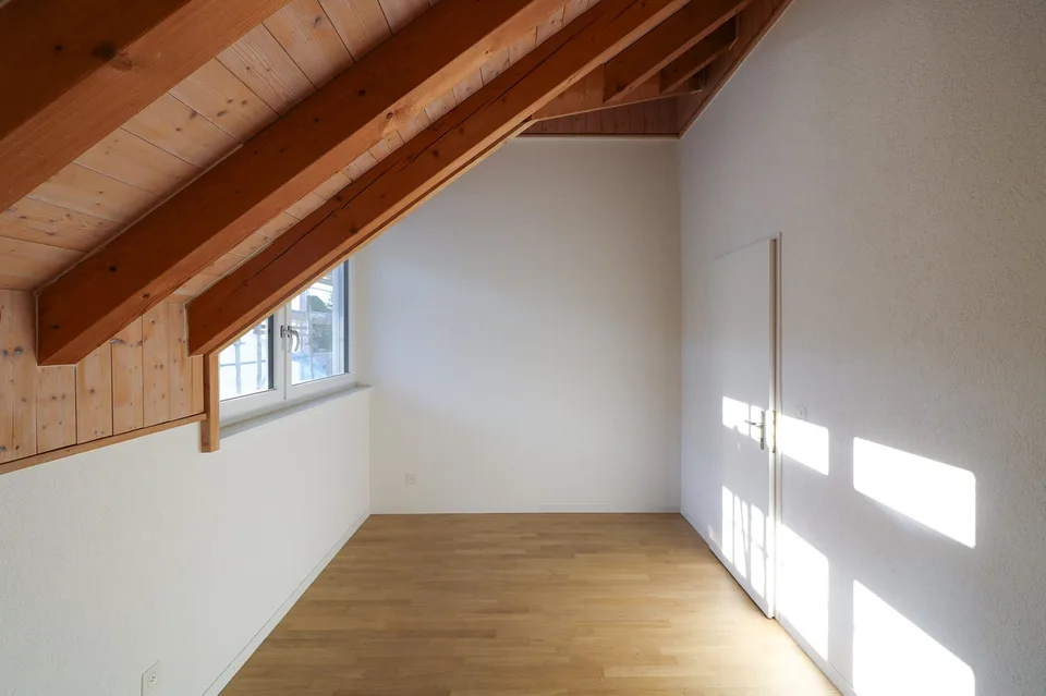 Helle Dachwohnung mit Galerie / App. mansardé lumineux avec galerie