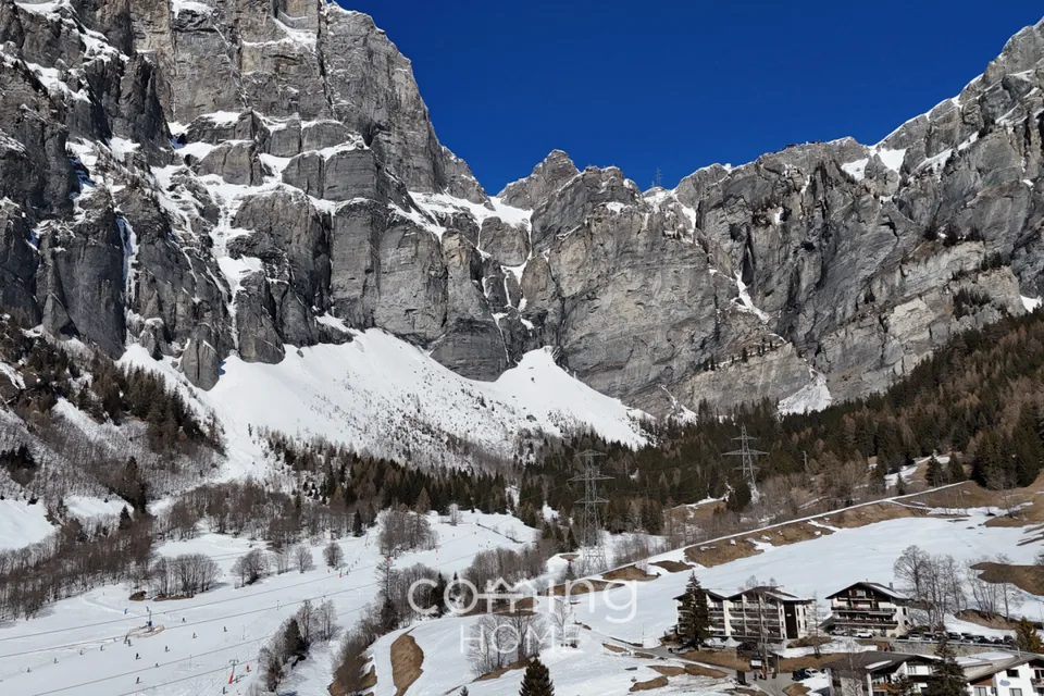 Studio rénové avec goût à Loèche-les-Bains, avec vue panoramique sur les Alpes et ascenseur
