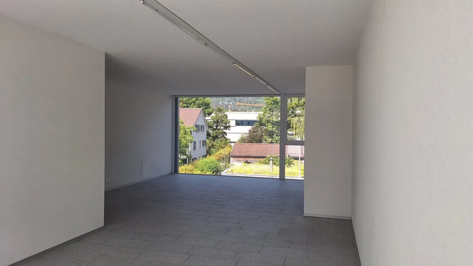 Moderne Gewerberäume mit Balkon in Nidau