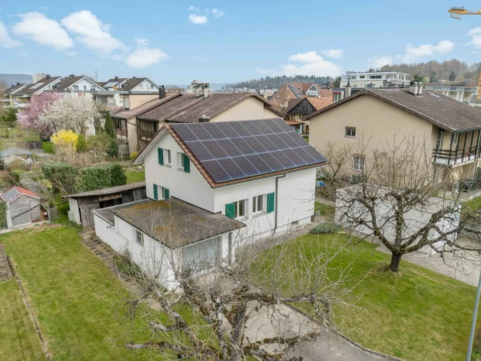 Casa unifamiliare di 5 locali indipendente con involucro di edificio rinnovato e impianto fotovoltaico