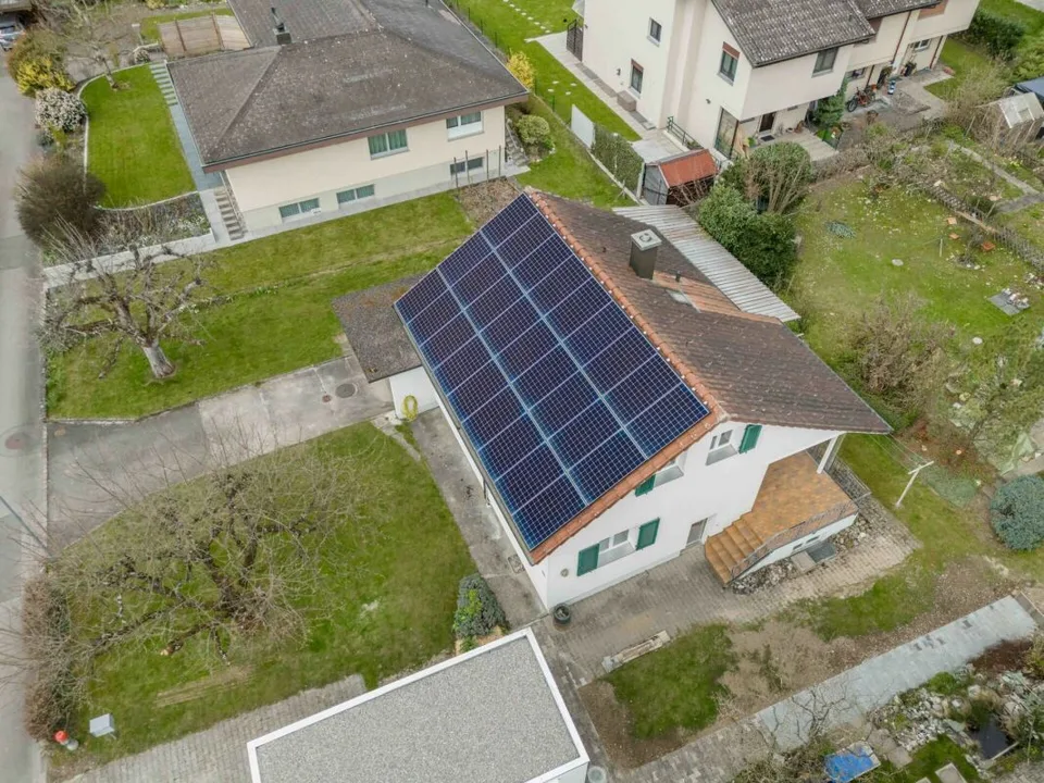 Casa unifamiliare di 5 locali indipendente con involucro di edificio rinnovato e impianto fotovoltaico