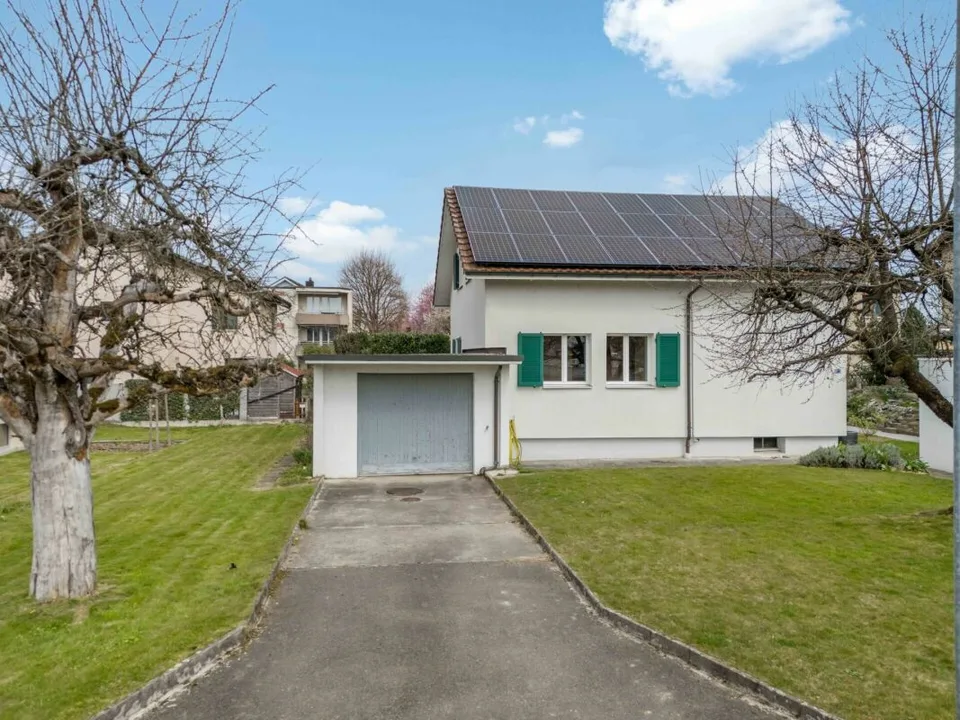 Freistehendes 5.0-Zimmer-Einfamilienhaus mit sanierter Gebäudehülle und Photovoltaikanlage