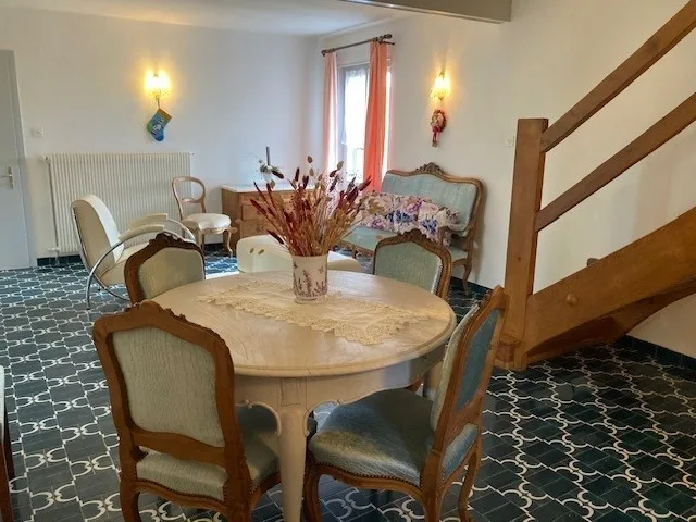 Ampio appartamento di 6.5 locali ristrutturato, charme di villaggio a Yens, vicino a Morges