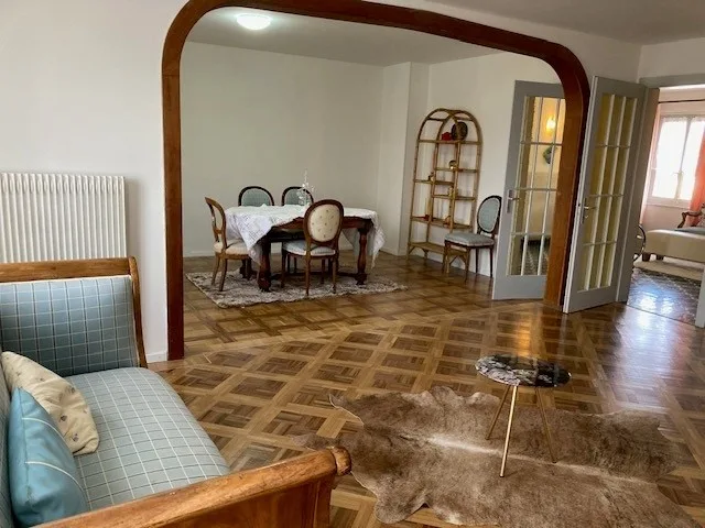 Ampio appartamento di 6.5 locali ristrutturato, charme di villaggio a Yens, vicino a Morges