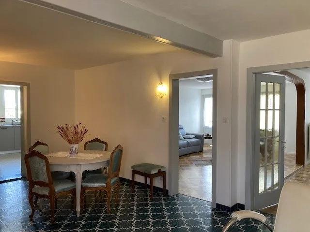 Ampio appartamento di 6.5 locali ristrutturato, charme di villaggio a Yens, vicino a Morges