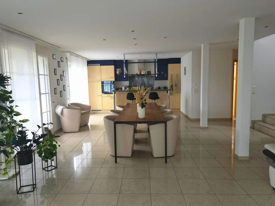 2 Zimmer zur Untermiete in modernem Haus mit Garten & Kamin