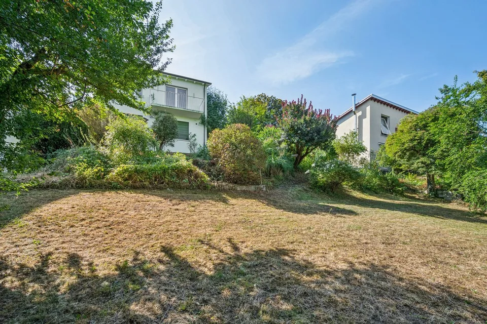 Terreno edificabile con proprietà vecchia in una posizione da sogno