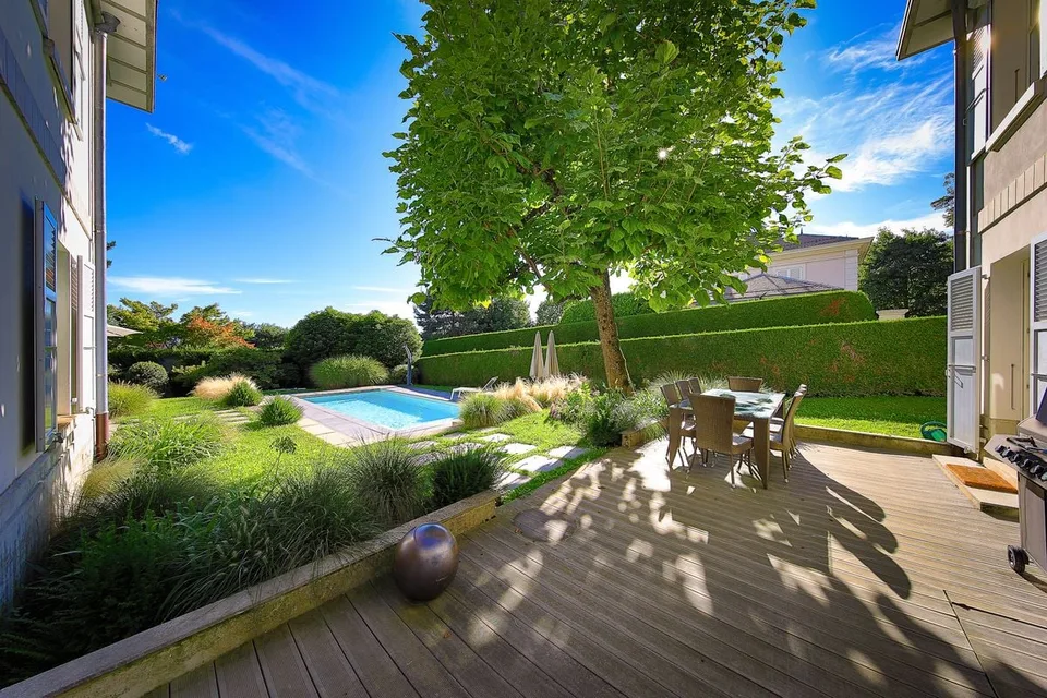 Propriété de prestige entourée de verdure à Lausanne