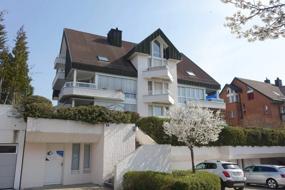 charmante Dachwohnung mit mehreren Balkonen