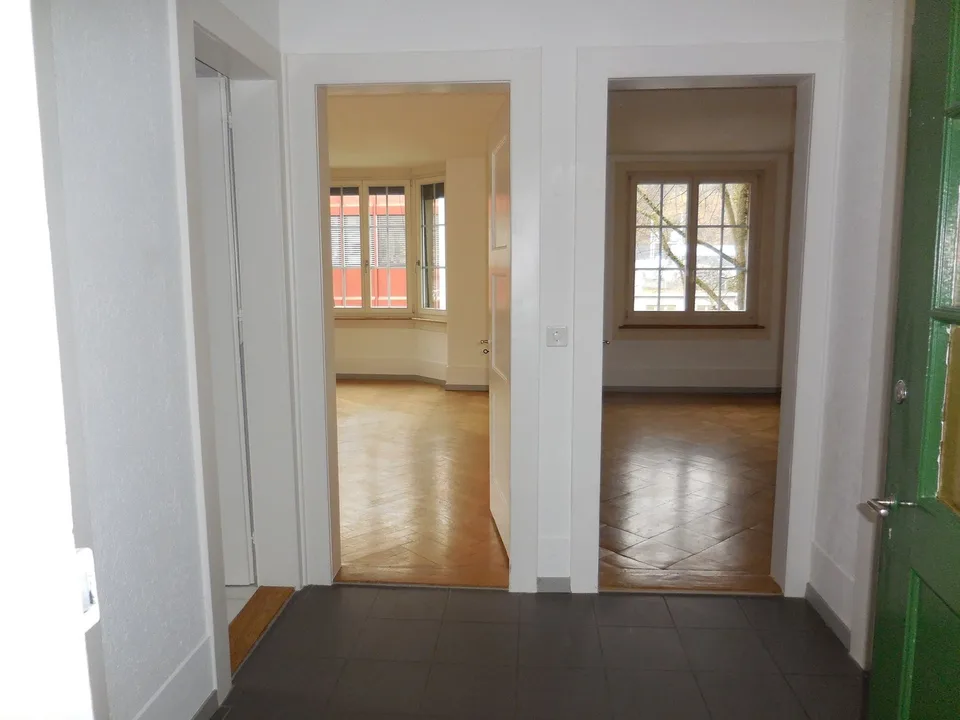 Charmant appartement 3 pièces dans un immeuble ancien avec balcon à Berne